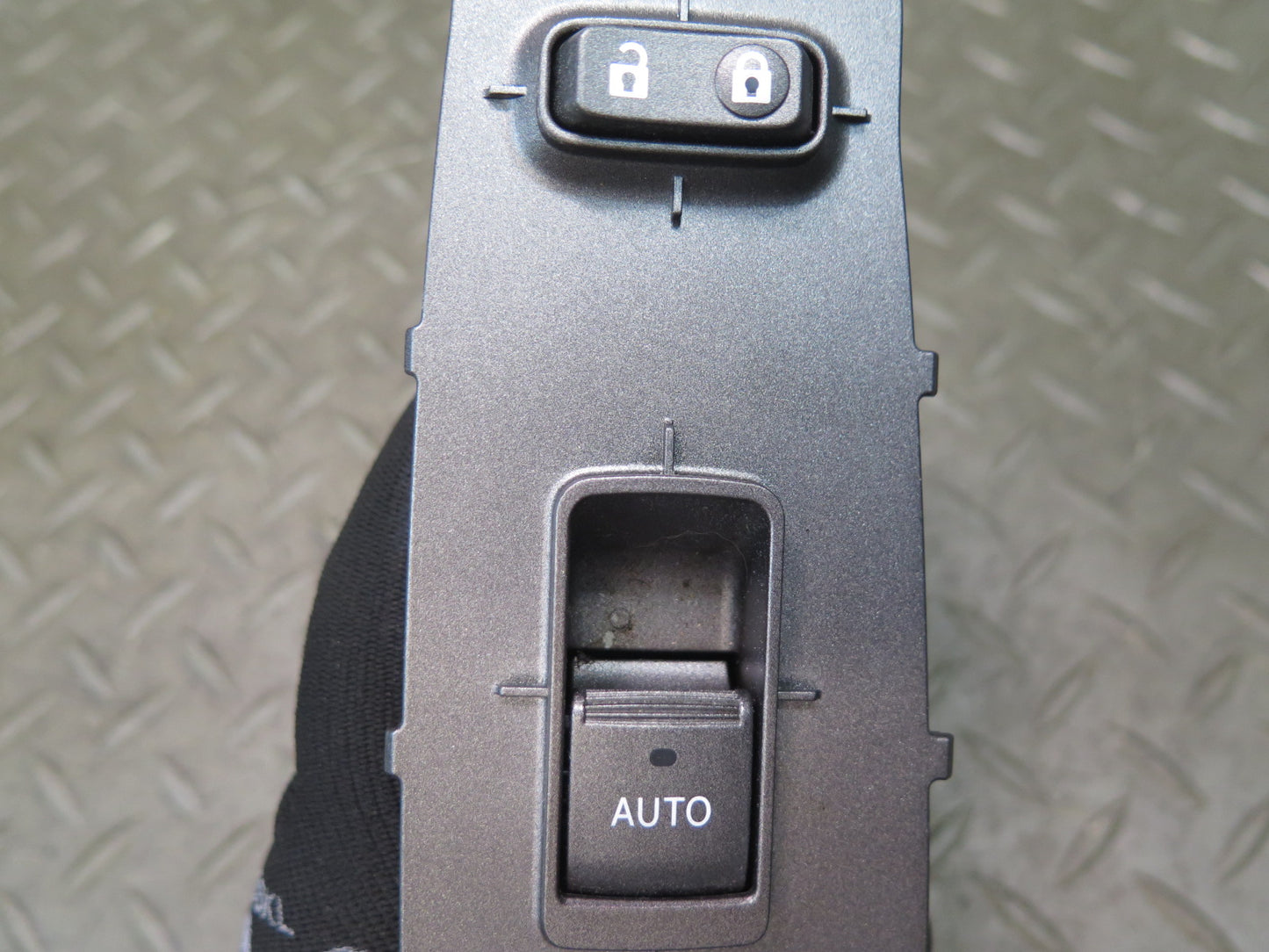 08-12 Lexus UVF46L LS600h Front Right Door Power Winow Switch 74233-50050 OEM