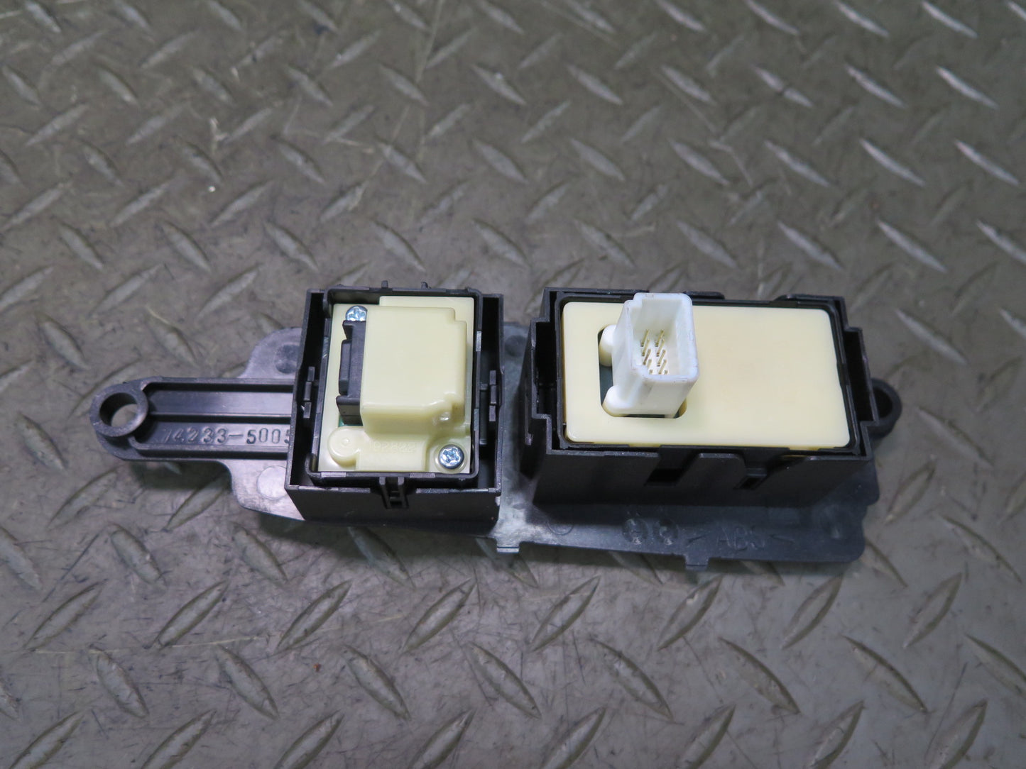 08-12 Lexus UVF46L LS600h Front Right Door Power Winow Switch 74233-50050 OEM