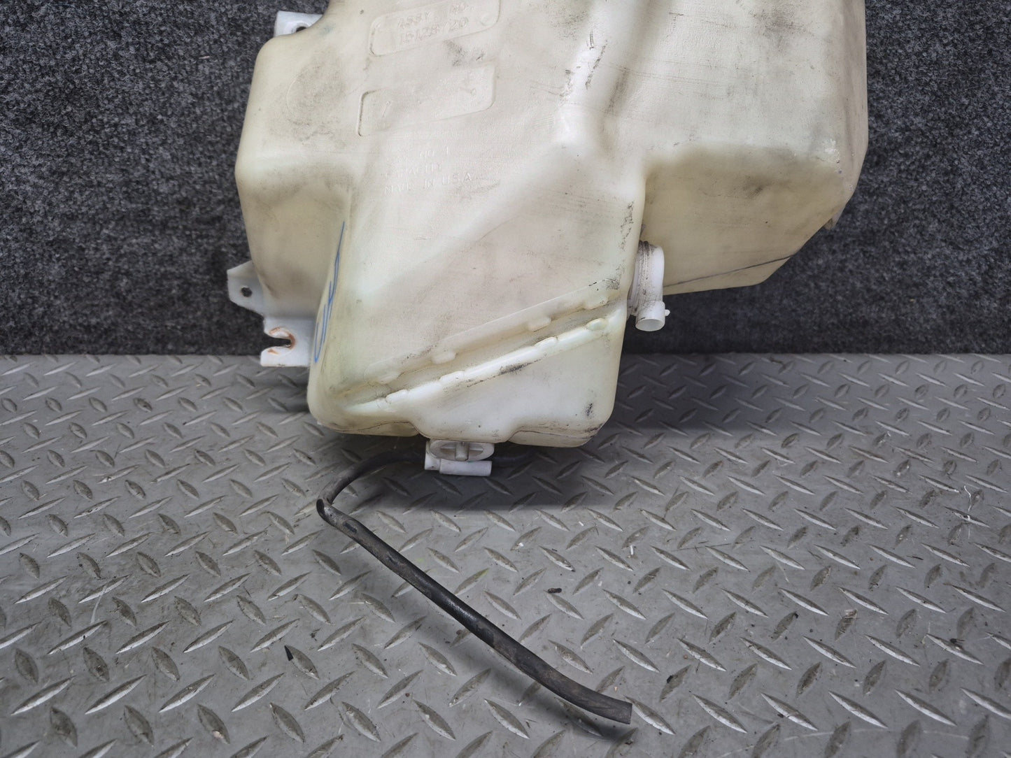 2003-2007 Hummer H2 Windshield Wiper Washer Fluid Reservoir Tank W/ Pump