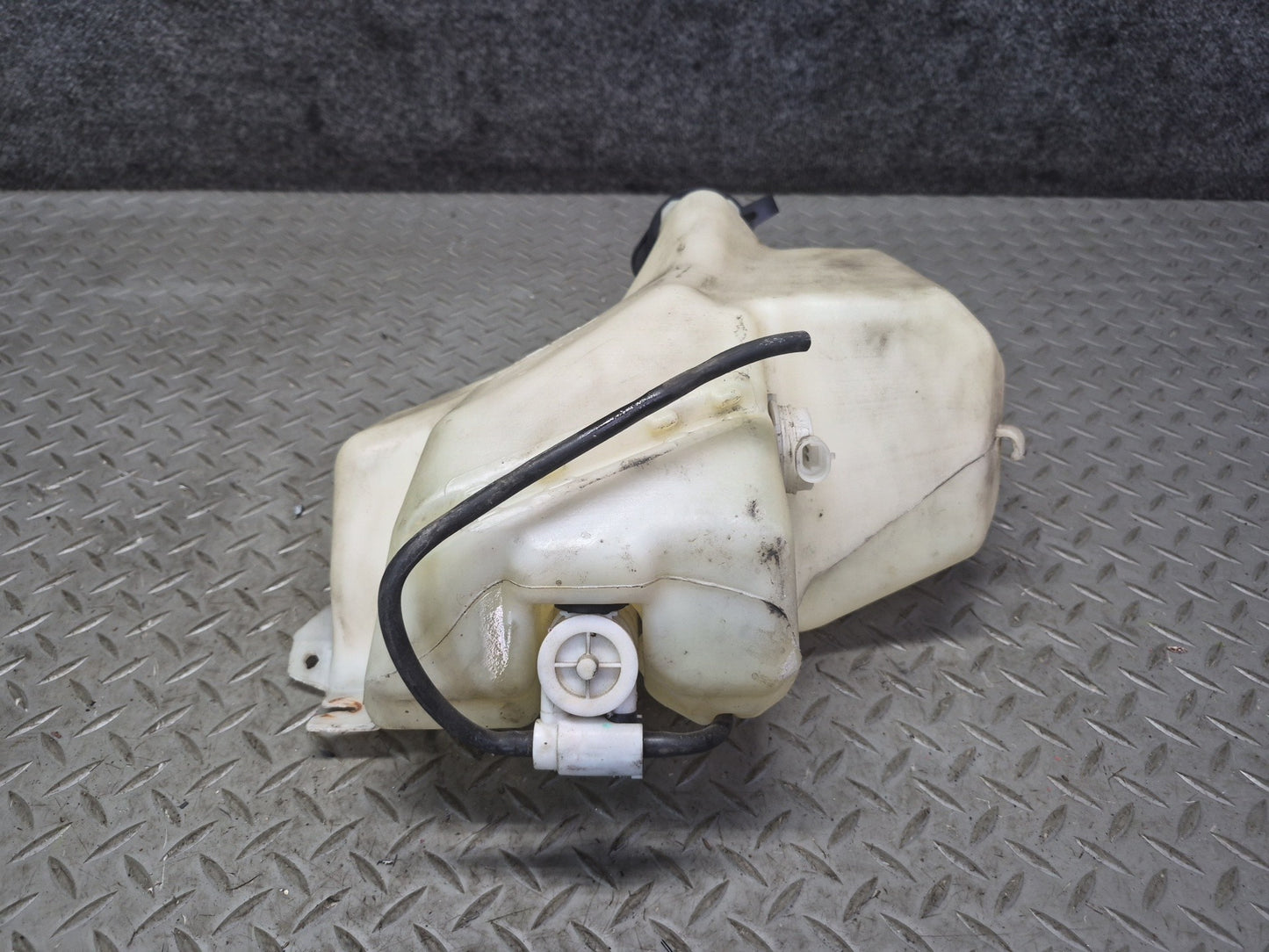 2003-2007 Hummer H2 Windshield Wiper Washer Fluid Reservoir Tank W/ Pump
