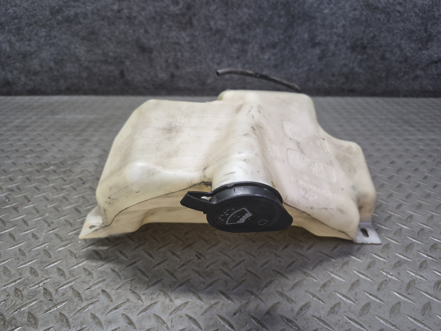 2003-2007 Hummer H2 Windshield Wiper Washer Fluid Reservoir Tank W/ Pump