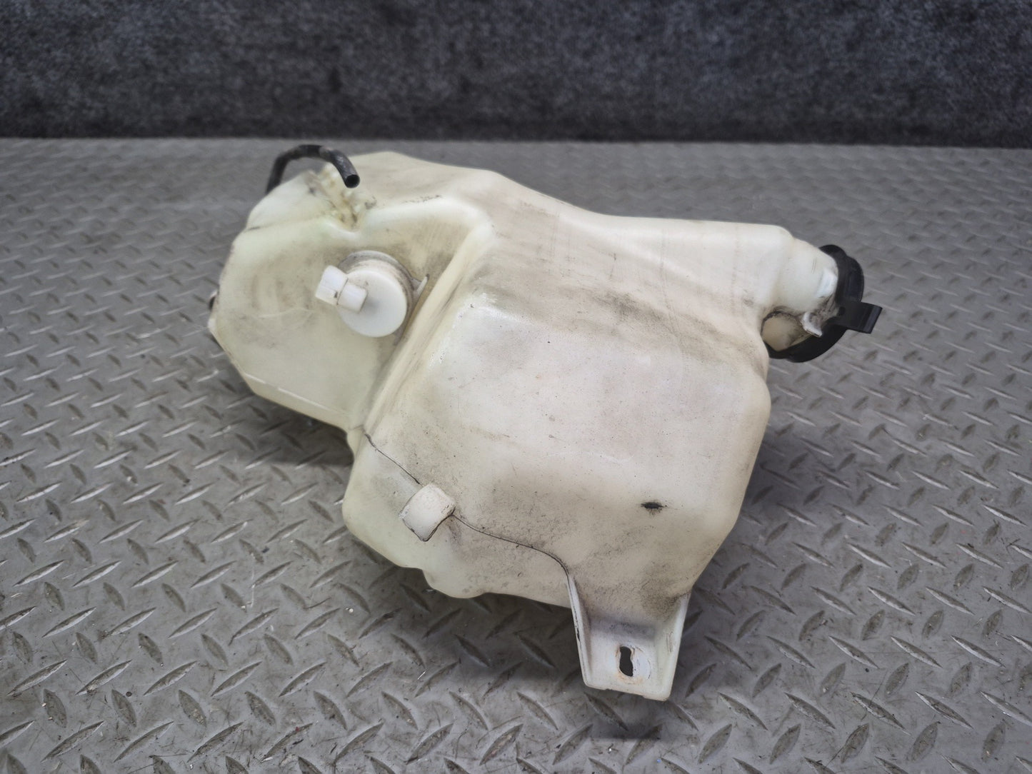 2003-2007 Hummer H2 Windshield Wiper Washer Fluid Reservoir Tank W/ Pump