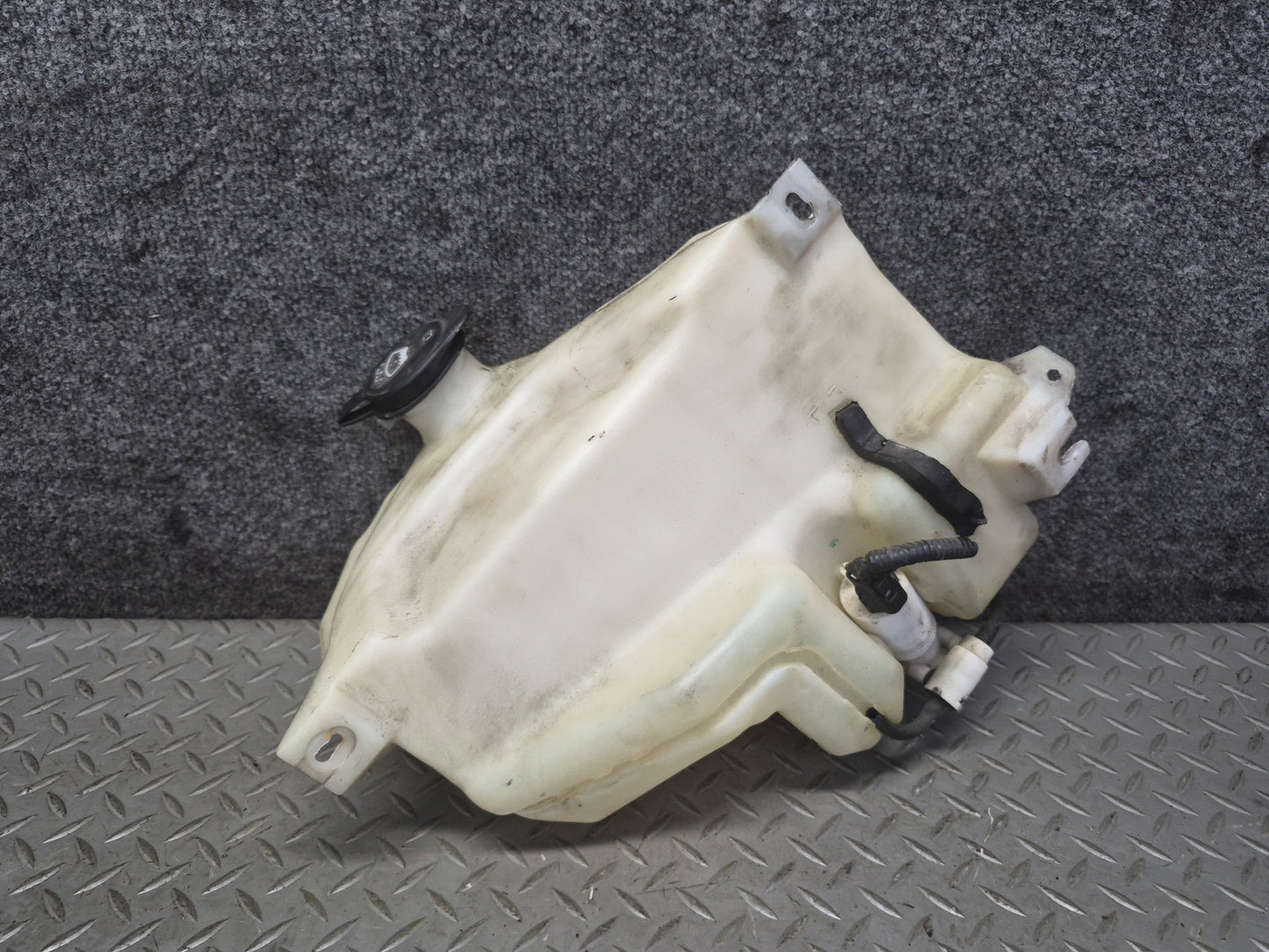 2003-2007 Hummer H2 Windshield Wiper Washer Fluid Reservoir Tank W/ Pump