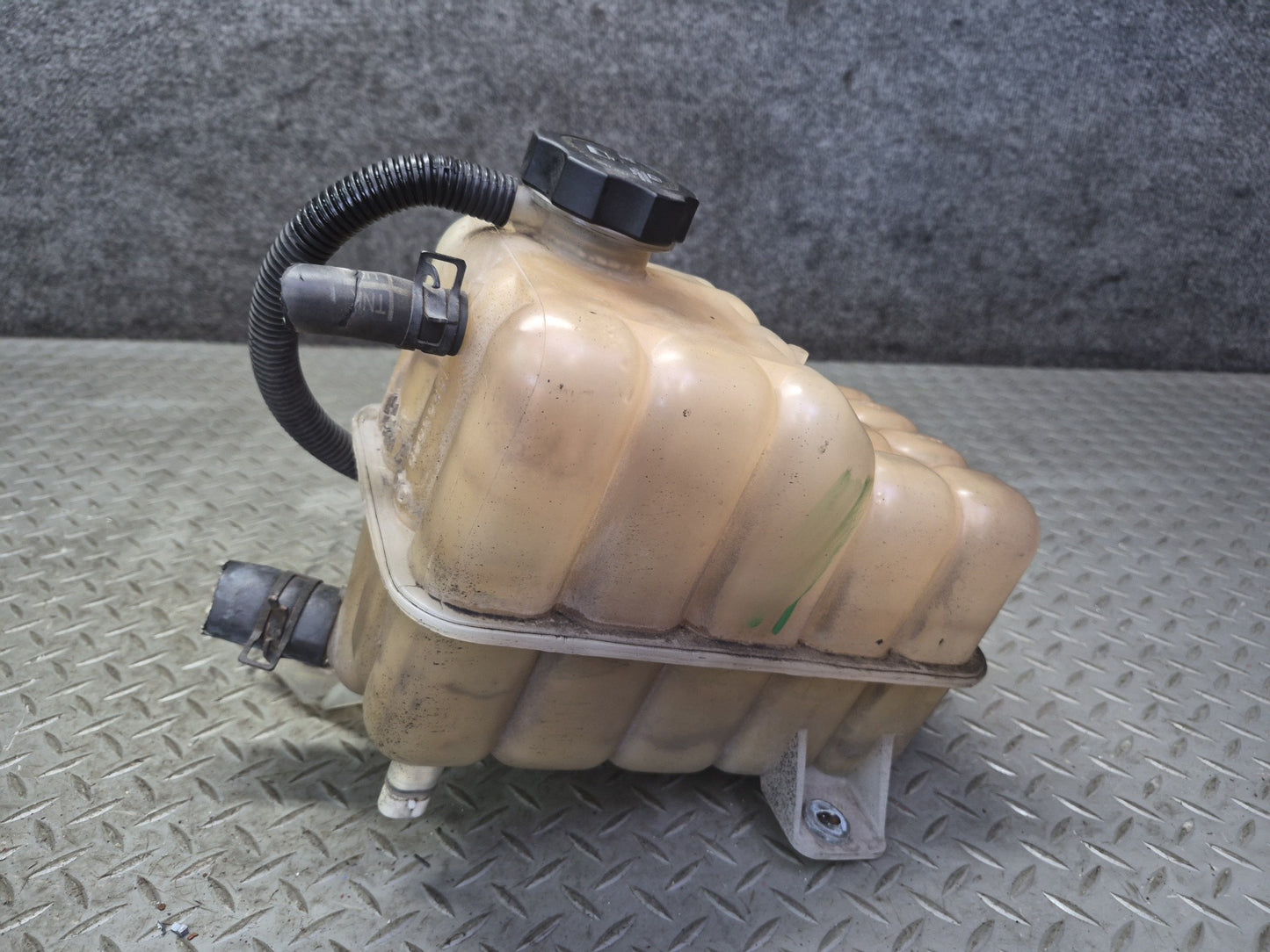 2003-2007 Hummer H2 Engine Coolant Expansion Overflow Reservoir Tank