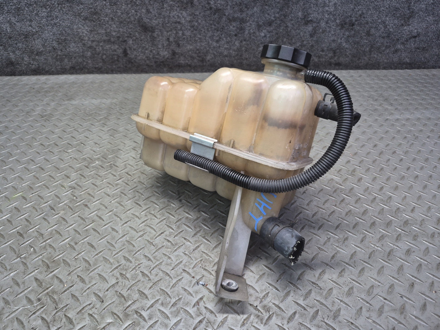 2003-2007 Hummer H2 Engine Coolant Expansion Overflow Reservoir Tank