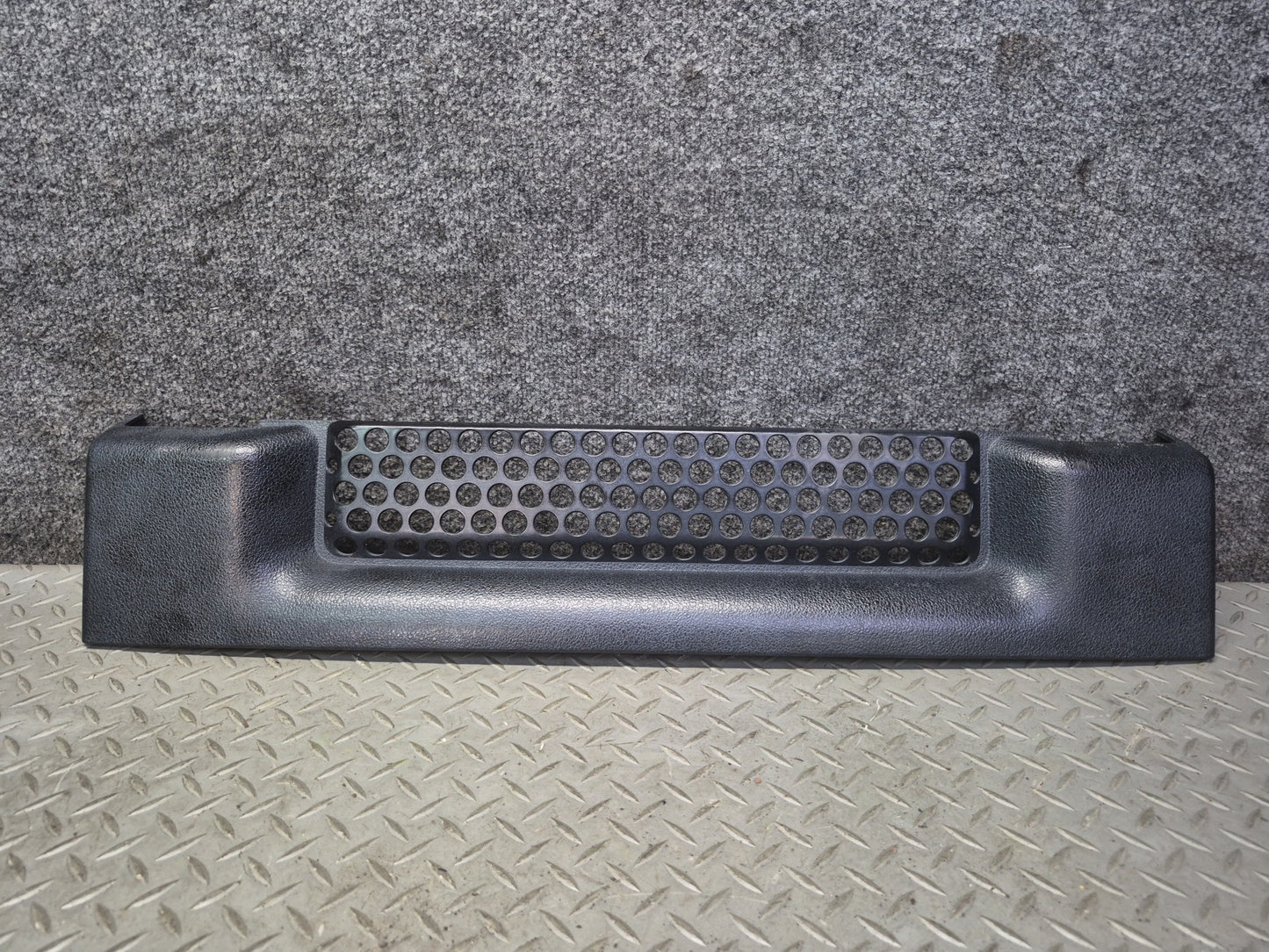 2003-2007 Hummer H2 Front Bumper Radiator Lower Grille Molding 15078155