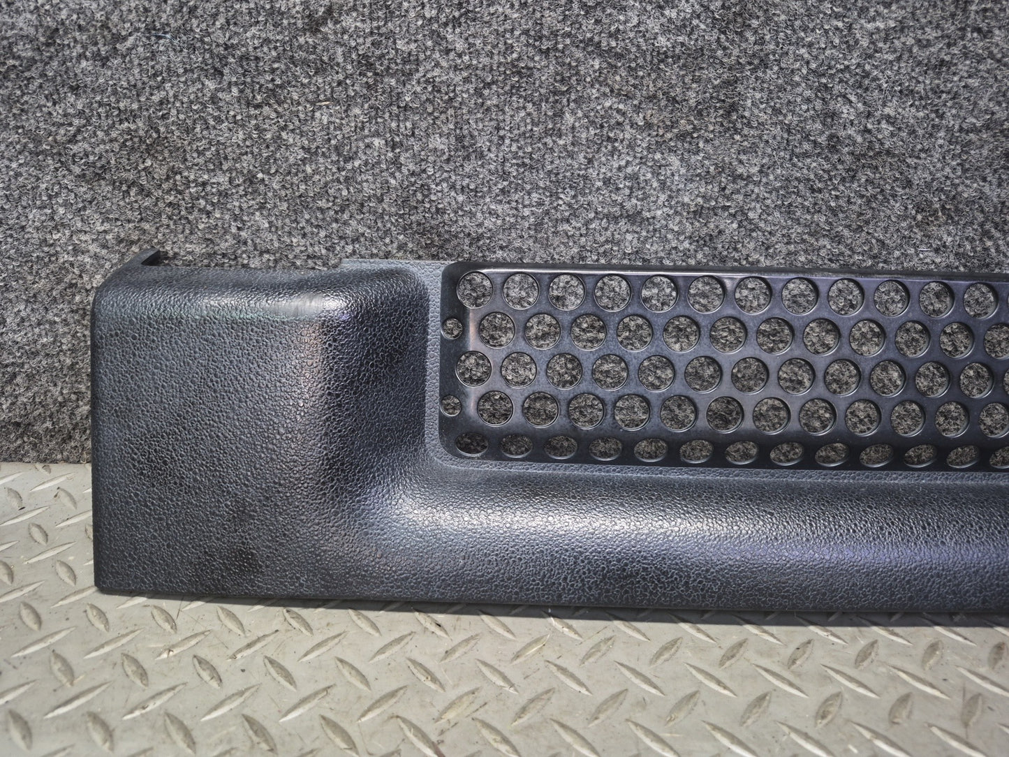 2003-2007 Hummer H2 Front Bumper Radiator Lower Grille Molding 15078155
