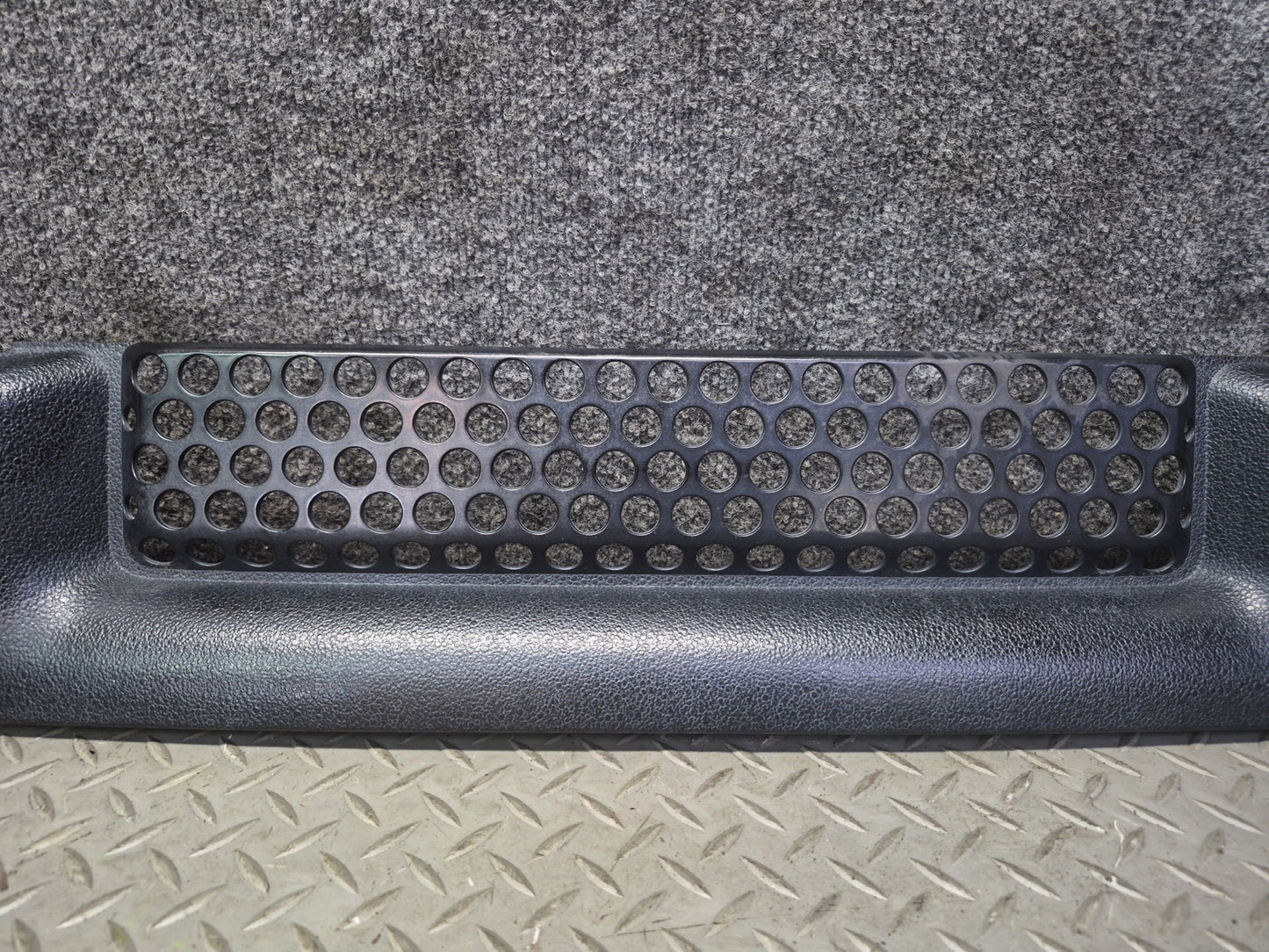 2003-2007 Hummer H2 Front Bumper Radiator Lower Grille Molding 15078155