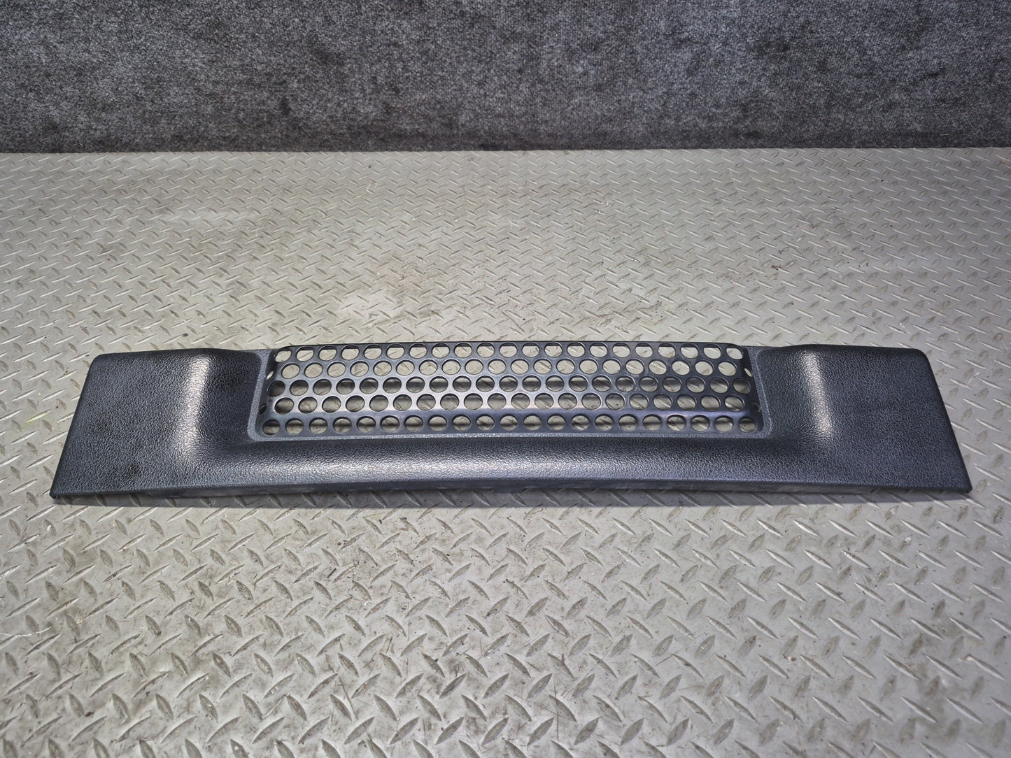 2003-2007 Hummer H2 Front Bumper Radiator Lower Grille Molding 15078155