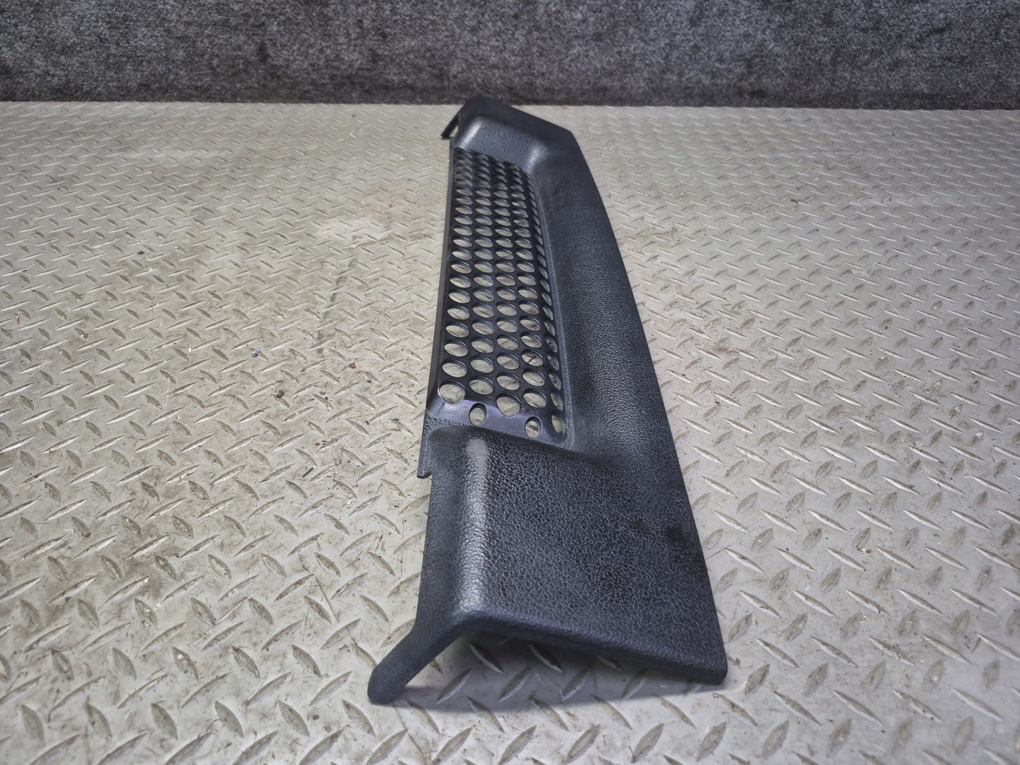 2003-2007 Hummer H2 Front Bumper Radiator Lower Grille Molding 15078155