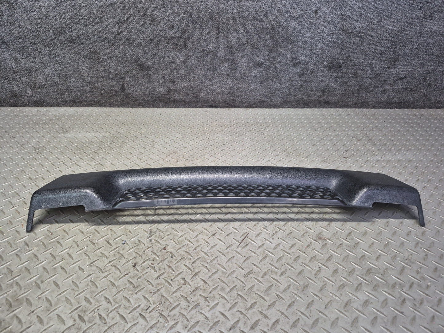 2003-2007 Hummer H2 Front Bumper Radiator Lower Grille Molding 15078155
