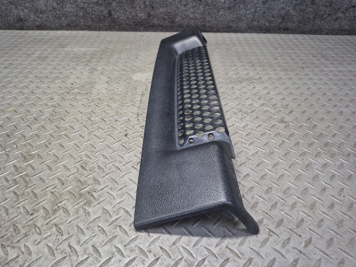 2003-2007 Hummer H2 Front Bumper Radiator Lower Grille Molding 15078155