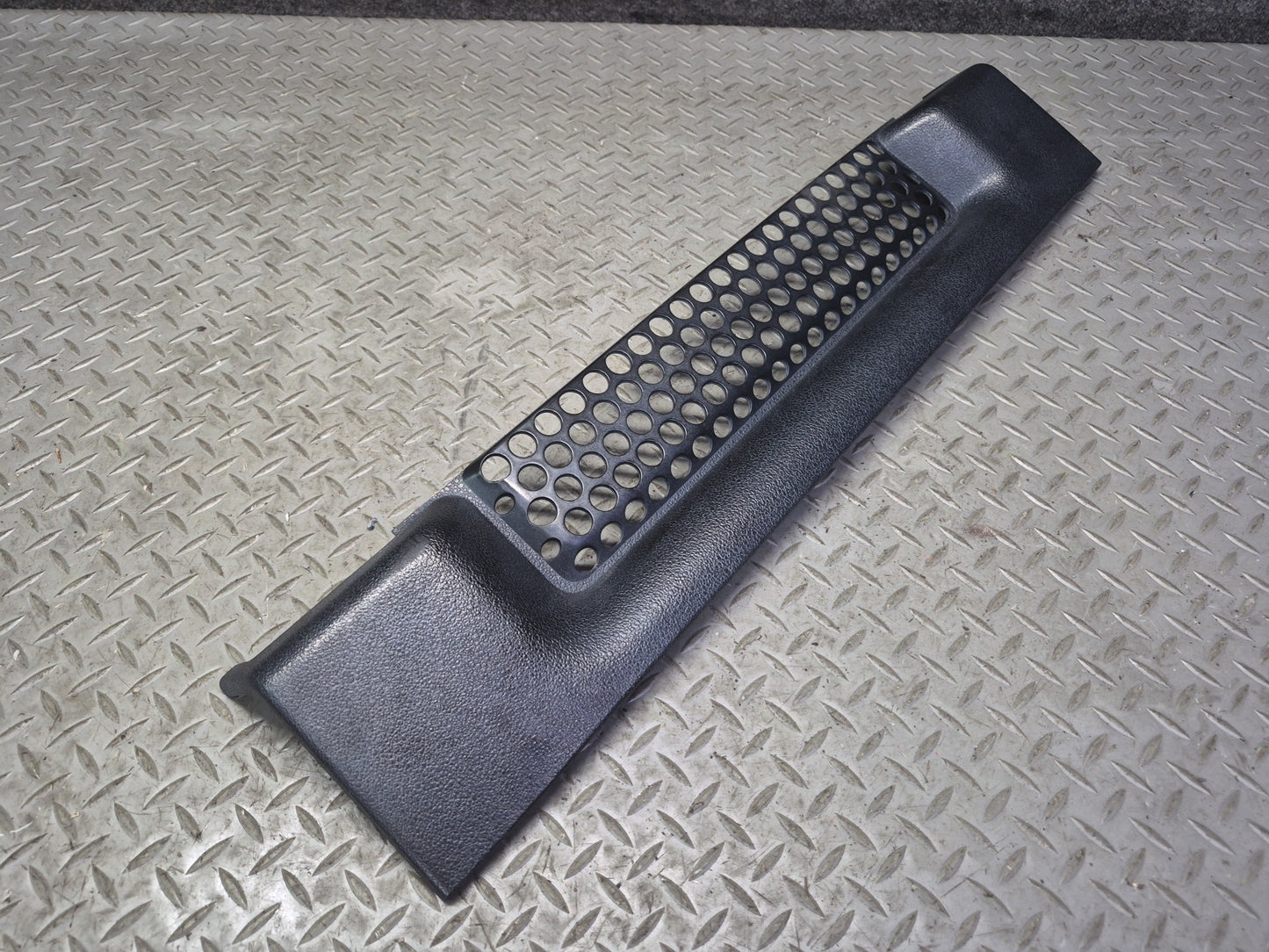 2003-2007 Hummer H2 Front Bumper Radiator Lower Grille Molding 15078155
