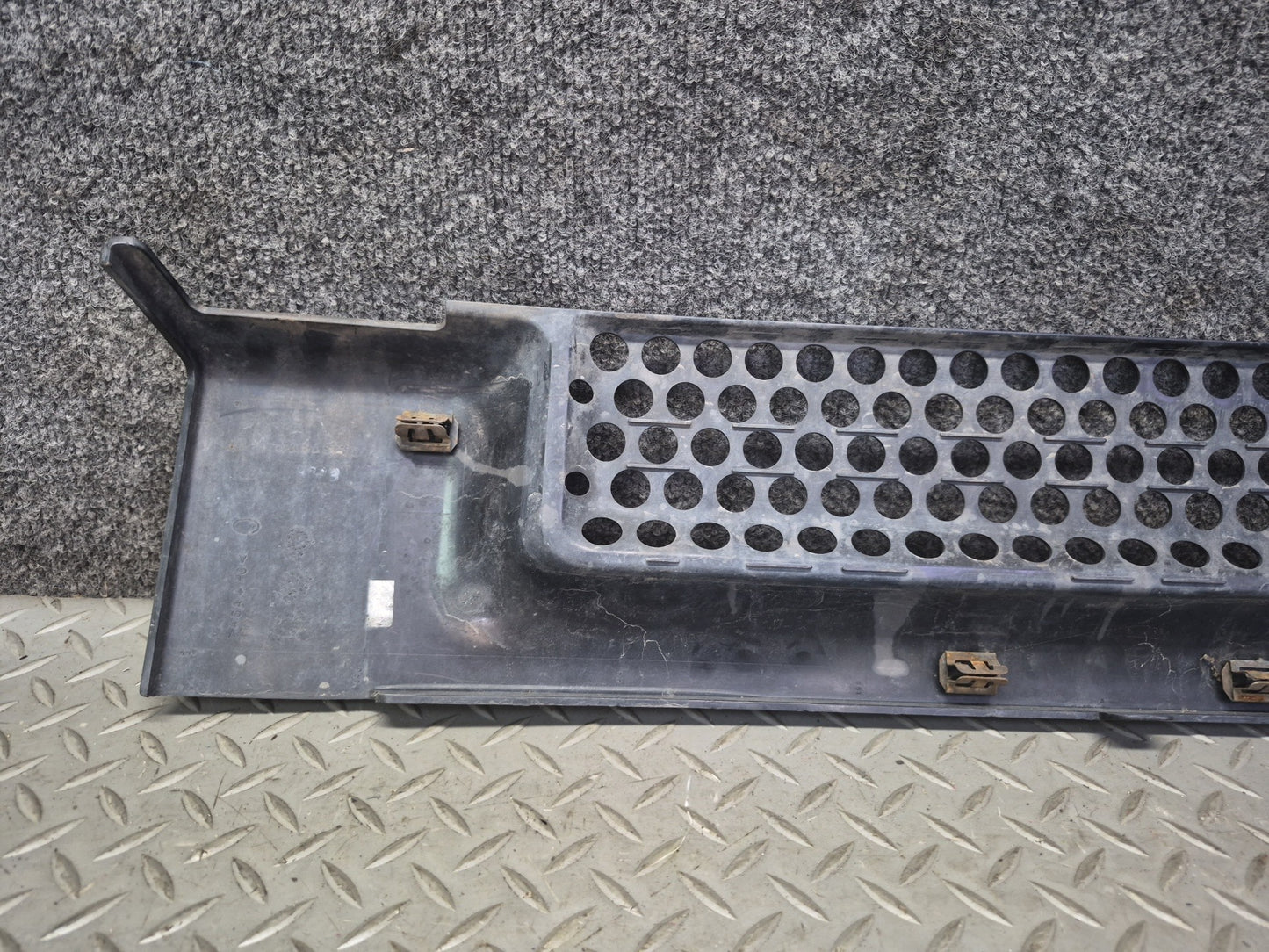2003-2007 Hummer H2 Front Bumper Radiator Lower Grille Molding 15078155