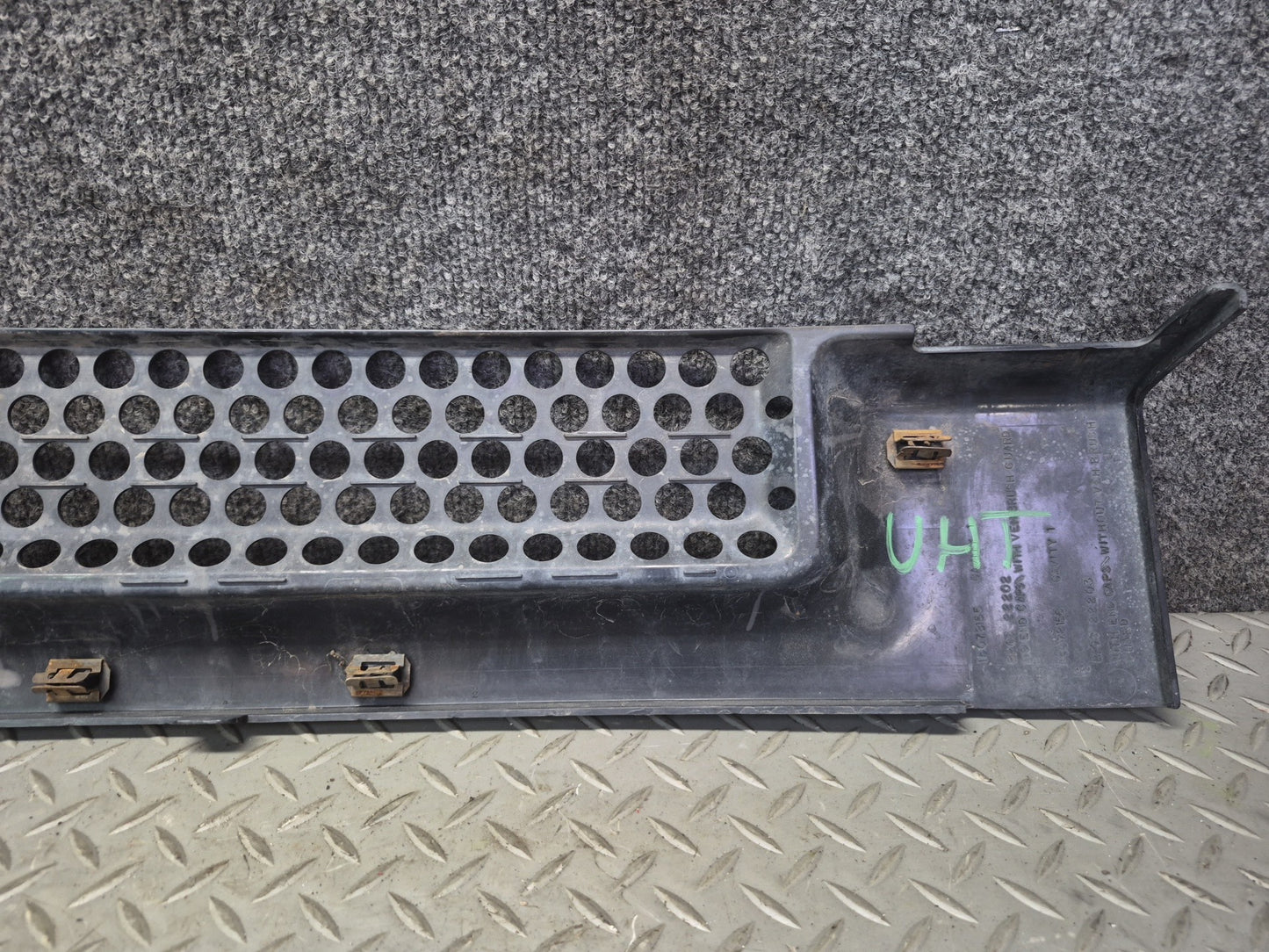 2003-2007 Hummer H2 Front Bumper Radiator Lower Grille Molding 15078155