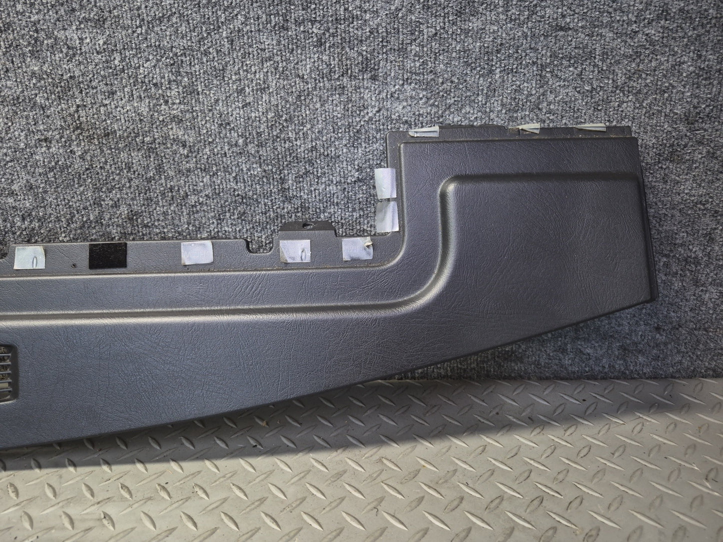 2003-2007 Hummer H2 Dash Upper Defrost Air Vent Grille Trim Panel 15102556