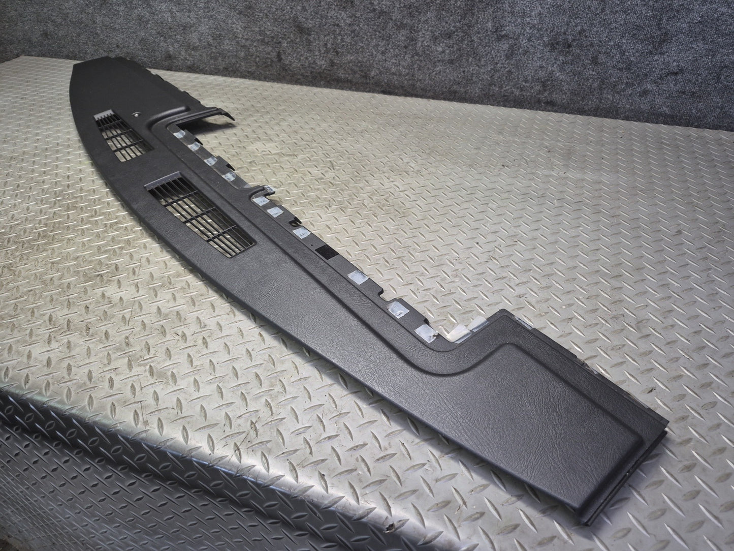 2003-2007 Hummer H2 Dash Upper Defrost Air Vent Grille Trim Panel 15102556