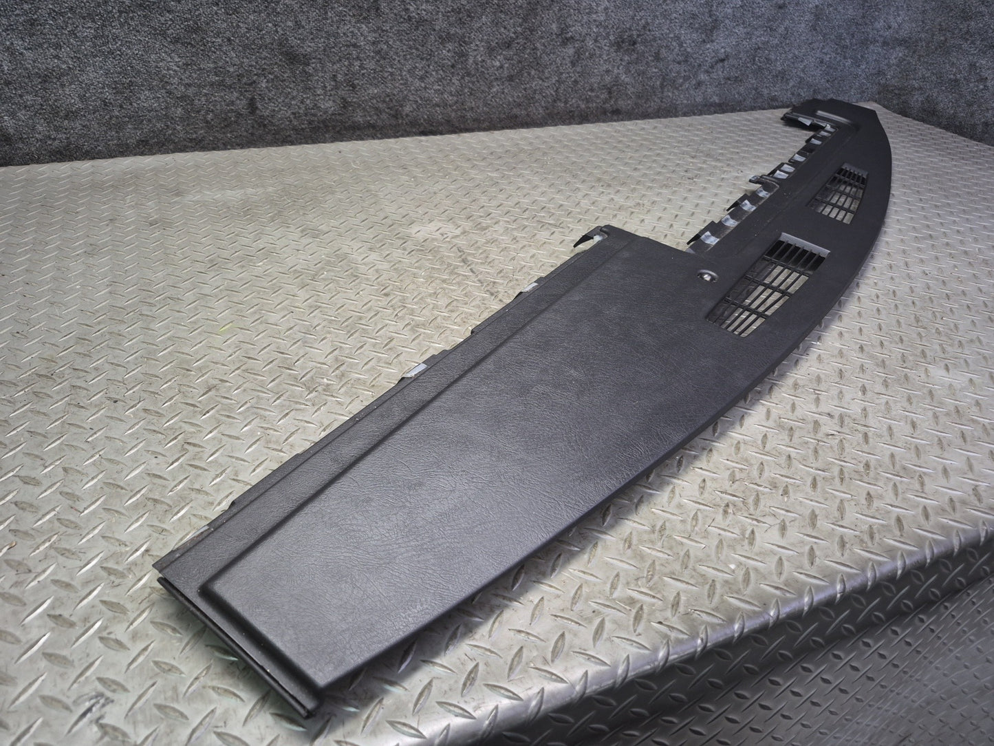 2003-2007 Hummer H2 Dash Upper Defrost Air Vent Grille Trim Panel 15102556