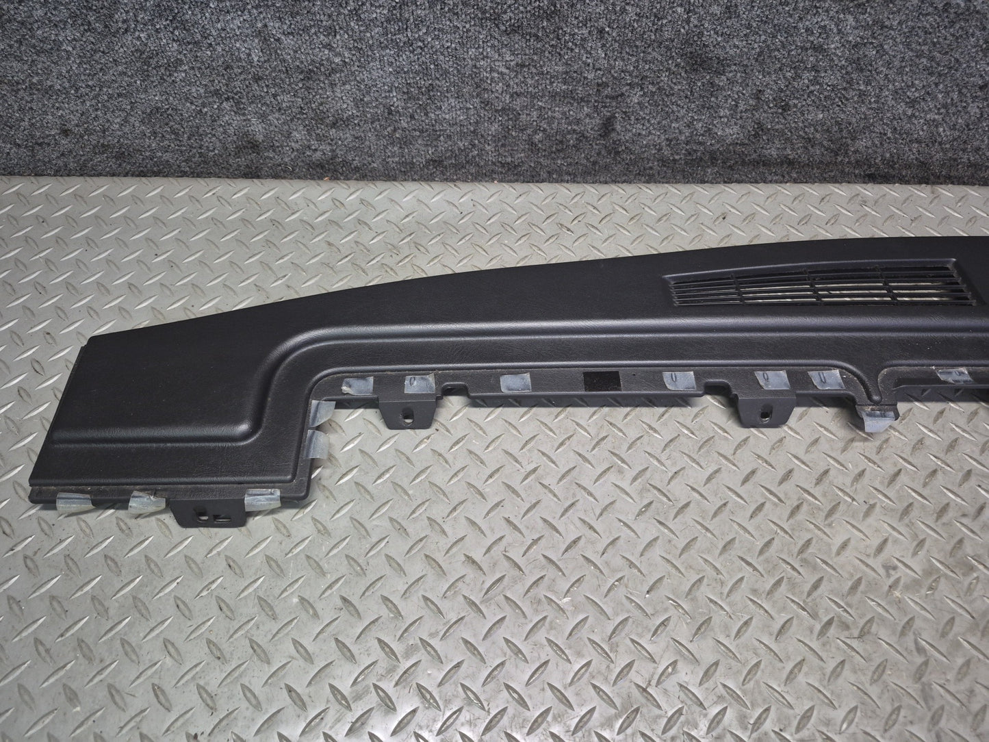 2003-2007 Hummer H2 Dash Upper Defrost Air Vent Grille Trim Panel 15102556