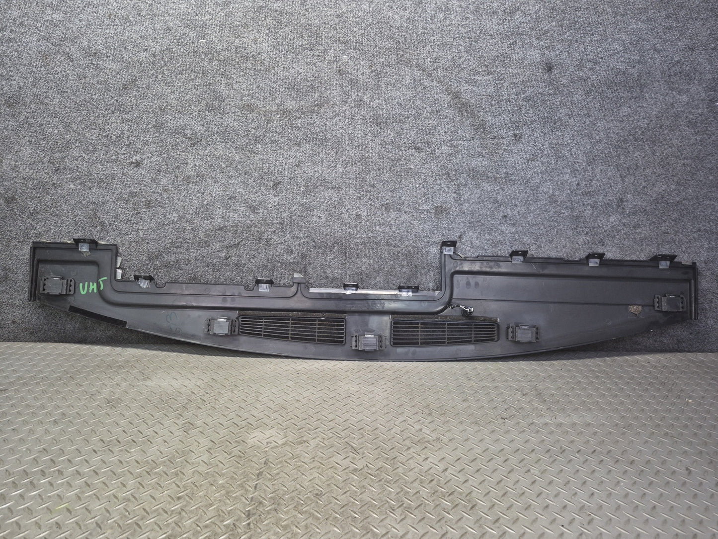 2003-2007 Hummer H2 Dash Upper Defrost Air Vent Grille Trim Panel 15102556