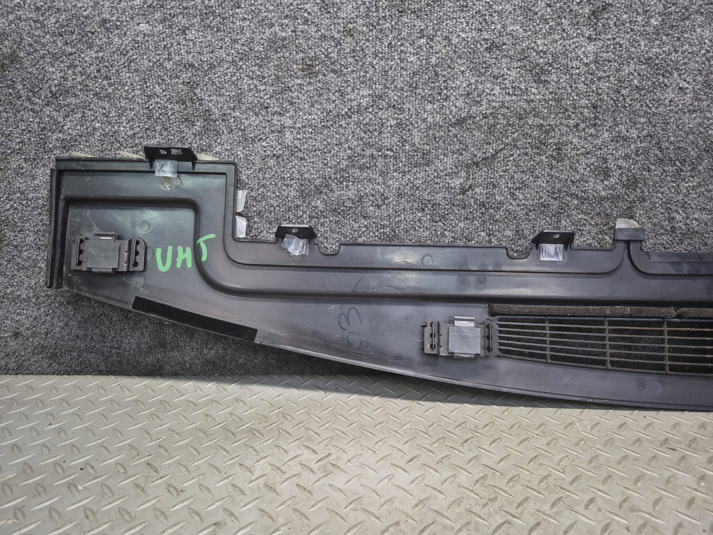 2003-2007 Hummer H2 Dash Upper Defrost Air Vent Grille Trim Panel 15102556