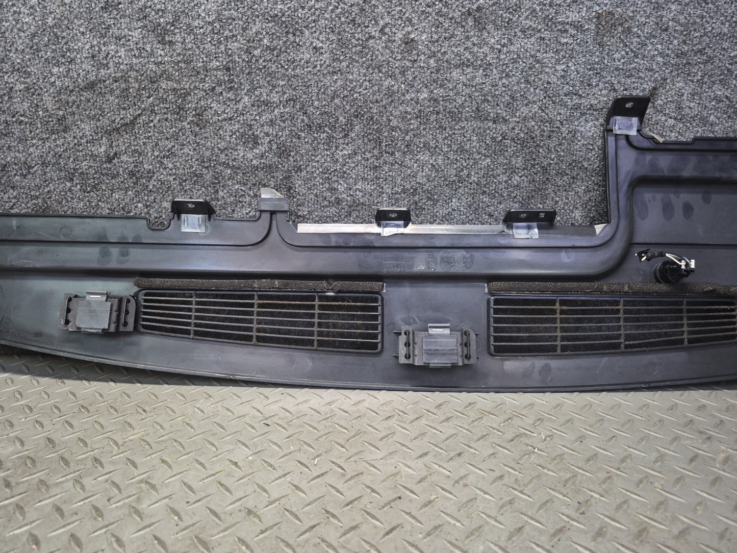 2003-2007 Hummer H2 Dash Upper Defrost Air Vent Grille Trim Panel 15102556