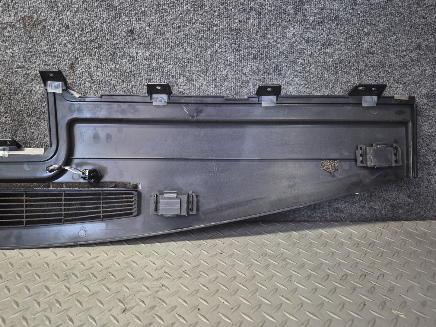 2003-2007 Hummer H2 Dash Upper Defrost Air Vent Grille Trim Panel 15102556