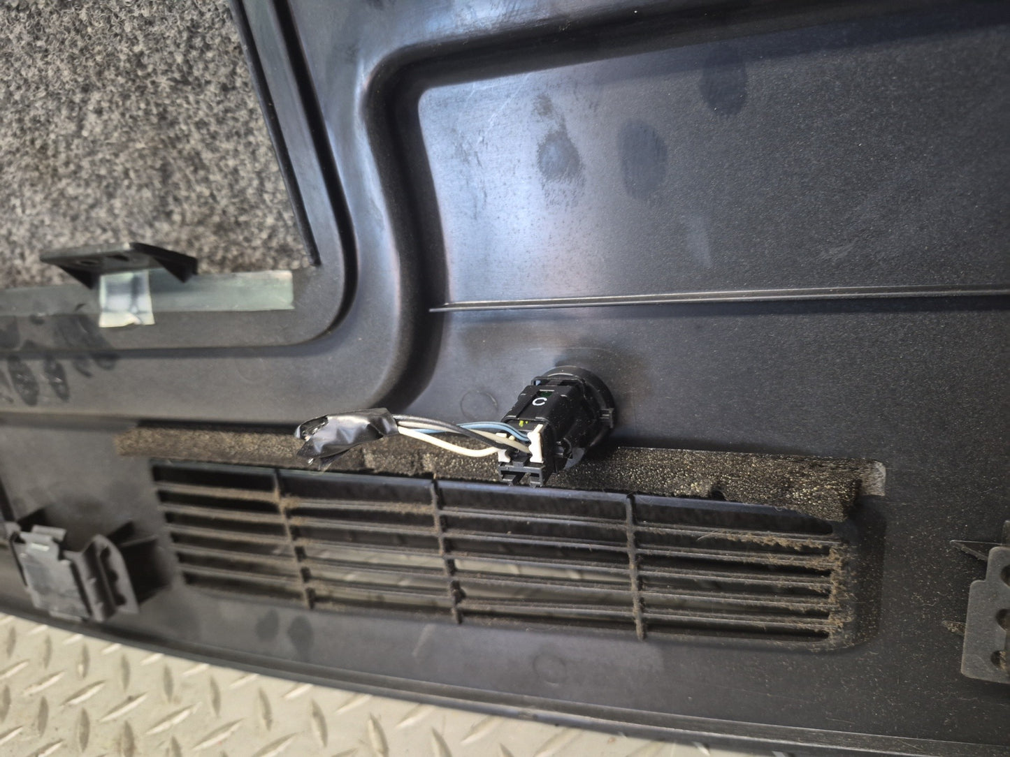2003-2007 Hummer H2 Dash Upper Defrost Air Vent Grille Trim Panel 15102556
