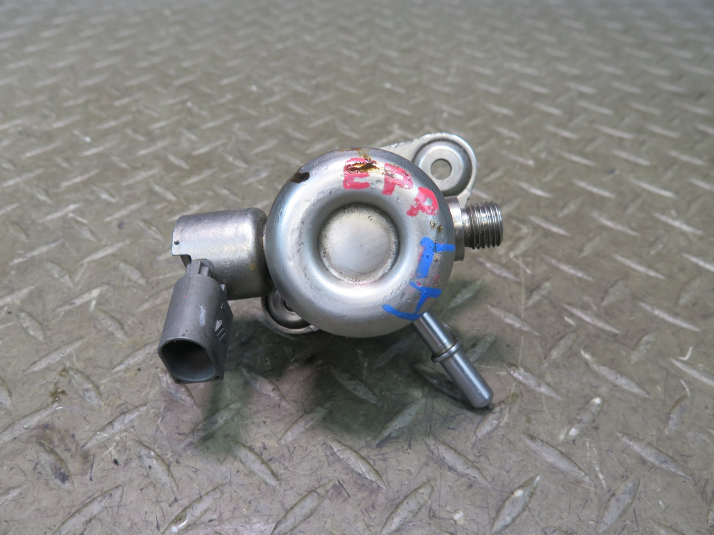 2014-2016 Porsche Panamera 970 3.0L Engine Left Side High Pressure Fuel Pump
