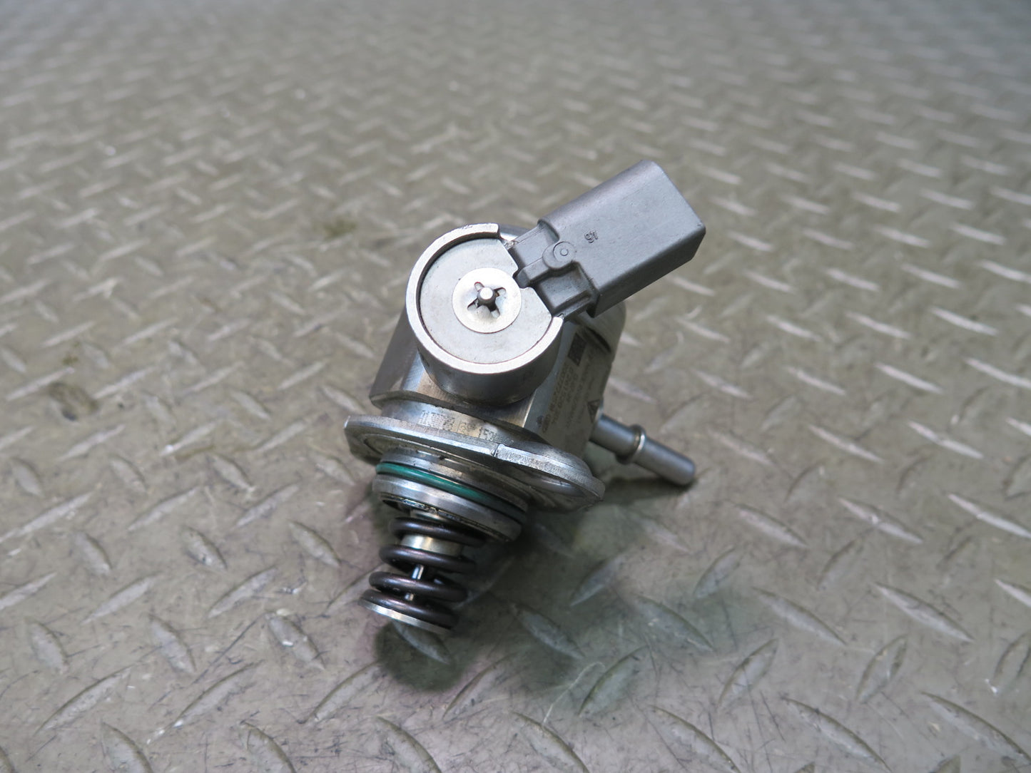 2014-2016 Porsche Panamera 970 3.0L Engine Left Side High Pressure Fuel Pump