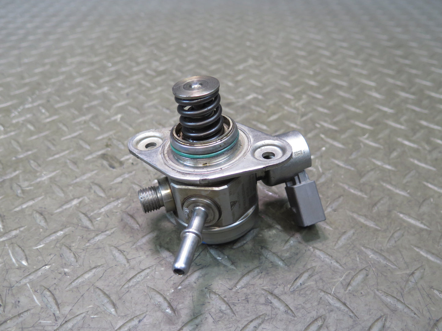 2014-2016 Porsche Panamera 970 3.0L Engine Left Side High Pressure Fuel Pump