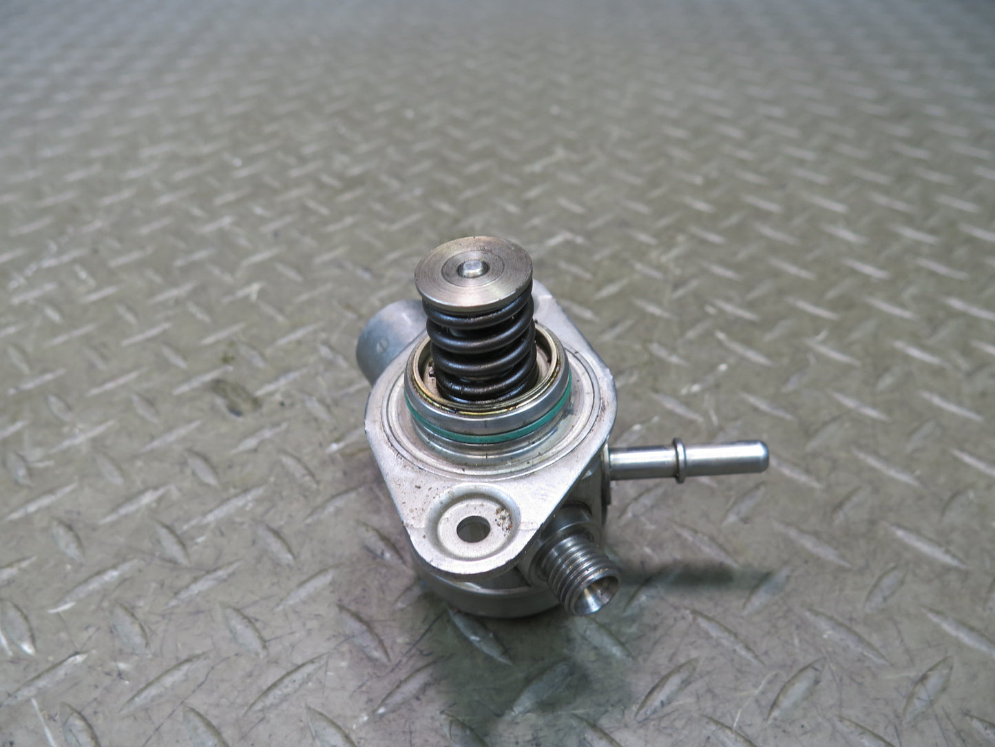 2014-2016 Porsche Panamera 970 3.0L Engine Left Side High Pressure Fuel Pump