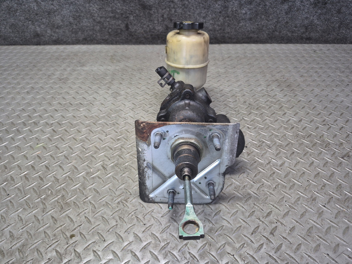 2003-2007 Hummer H2 Brake Master Cylinder Booster Fluid Reservoir