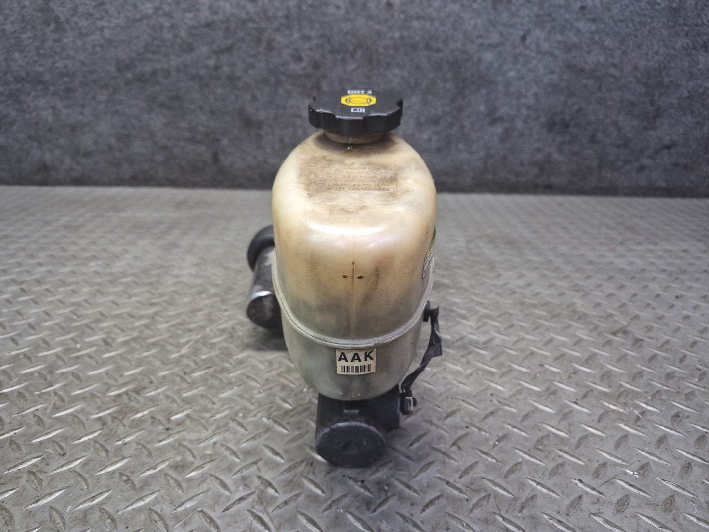 2003-2007 Hummer H2 Brake Master Cylinder Booster Fluid Reservoir