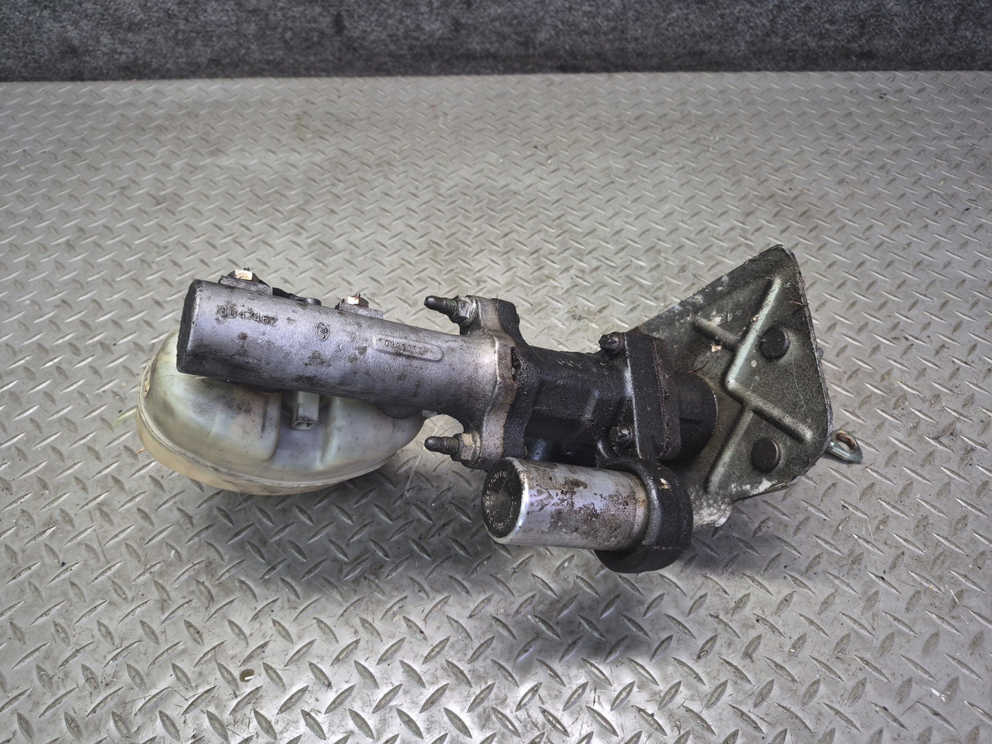 2003-2007 Hummer H2 Brake Master Cylinder Booster Fluid Reservoir
