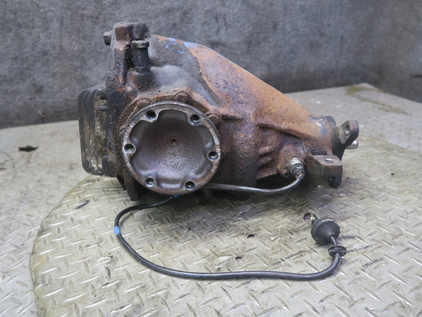 86-91 Mercedes W126 560SEC 560SEL Rear Differential Carrier LSD 2.47 Ratio OEM