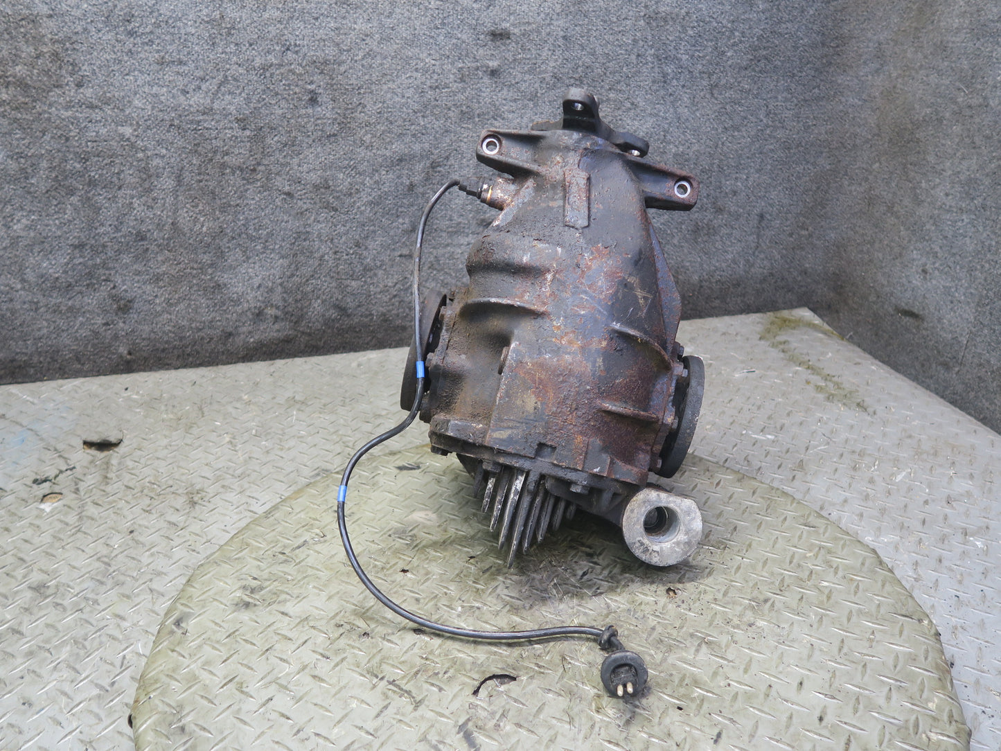 86-91 Mercedes W126 560SEC 560SEL Rear Differential Carrier LSD 2.47 Ratio OEM