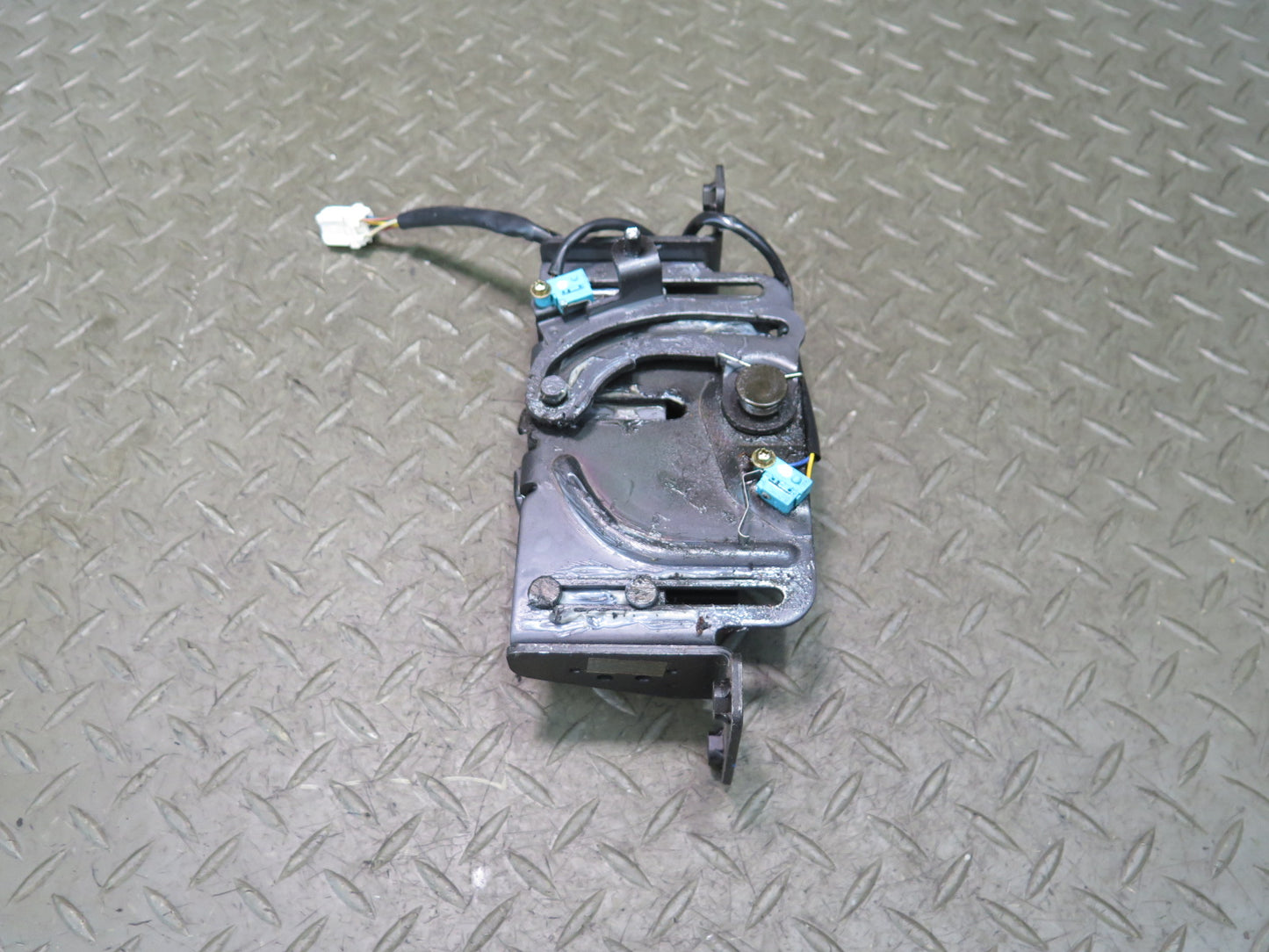 04-09 Nissan 350Z Z33 Conv Rear Trunk Lid Lock Latch w Actuator & Motor Set OEM