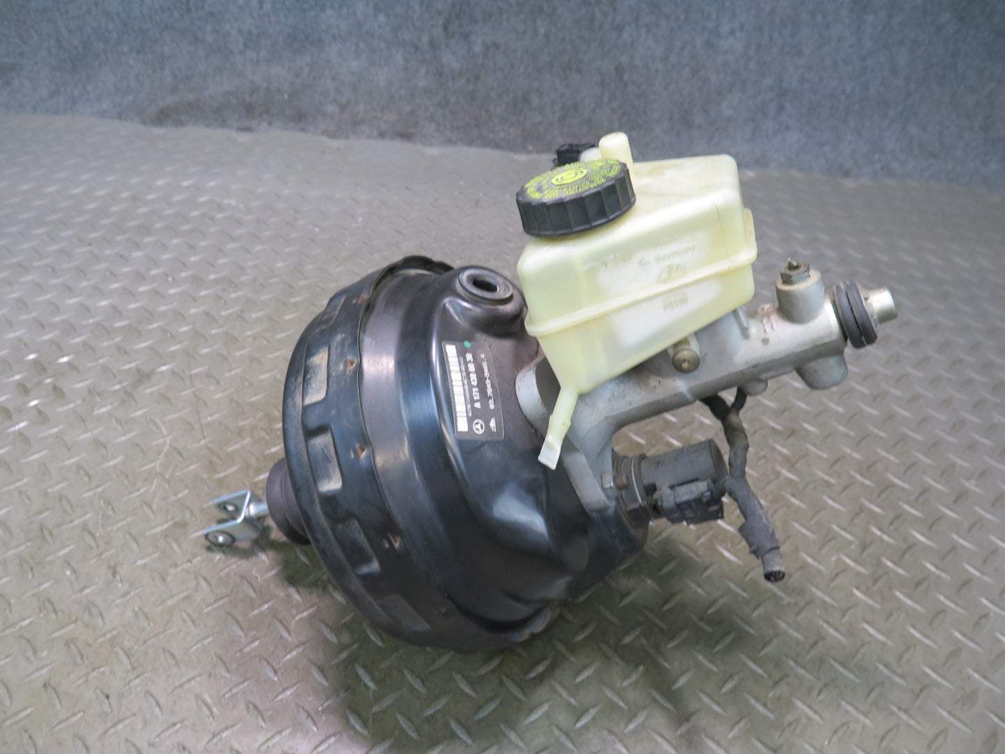 05-11 Mercedes R171 SLK Brake Master Cylinder Booster Reservoir Tank w Hose