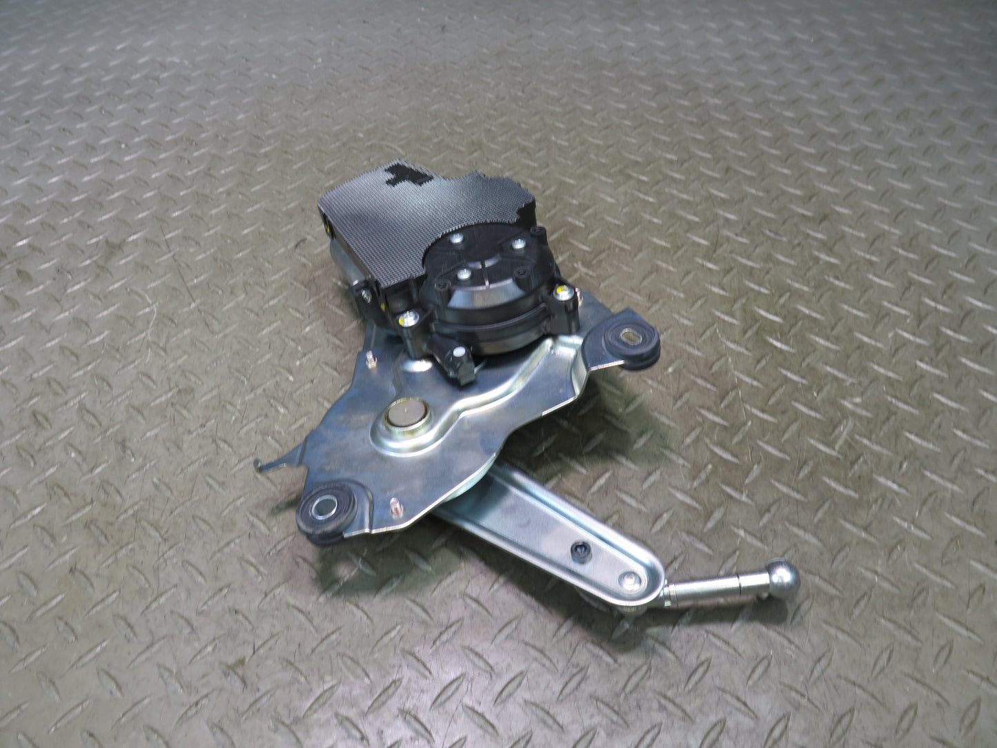 08-16 Lexus UVF46L LS600h Rear Trunk Lid Open Close Lift Actuator Motor OEM