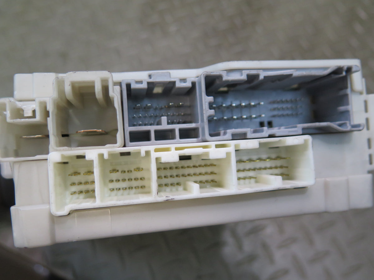 09-11 Lexus UVF46L LS600h Junction Fuse Relay Box Module 82670-50140 OEM