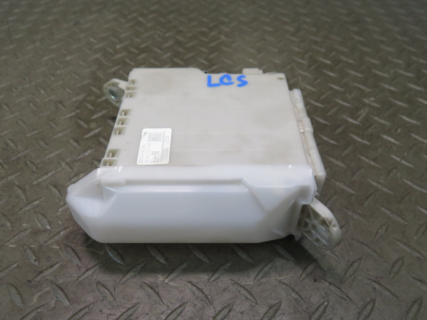 09-11 Lexus UVF46L LS600h Junction Fuse Relay Box Module 82670-50140 OEM