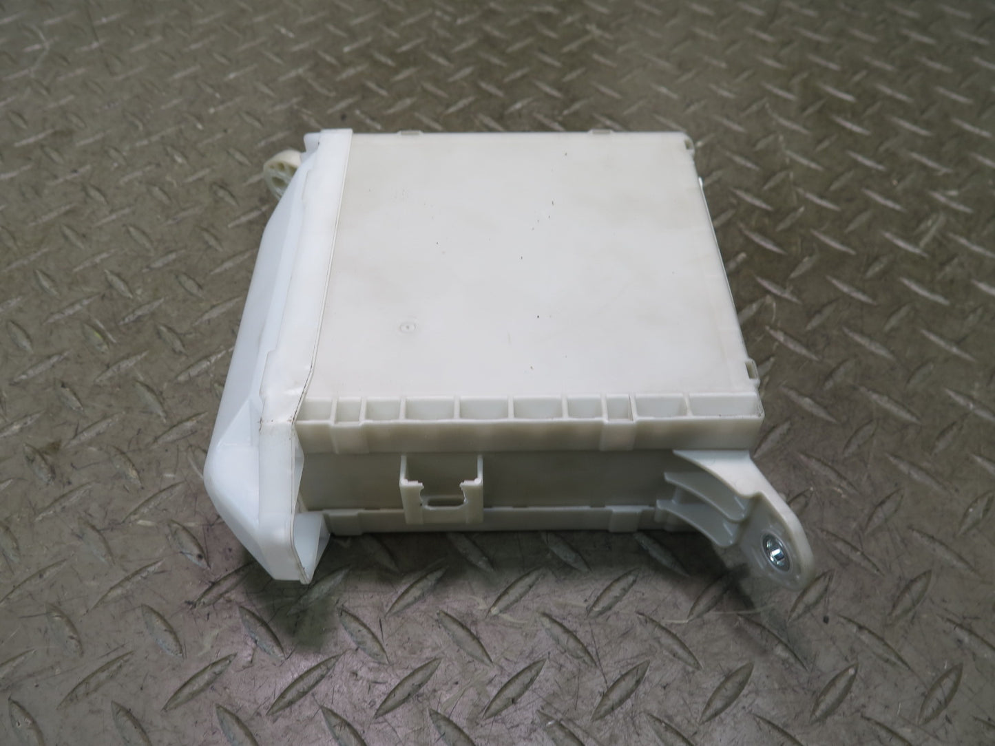 09-11 Lexus UVF46L LS600h Junction Fuse Relay Box Module 82670-50140 OEM