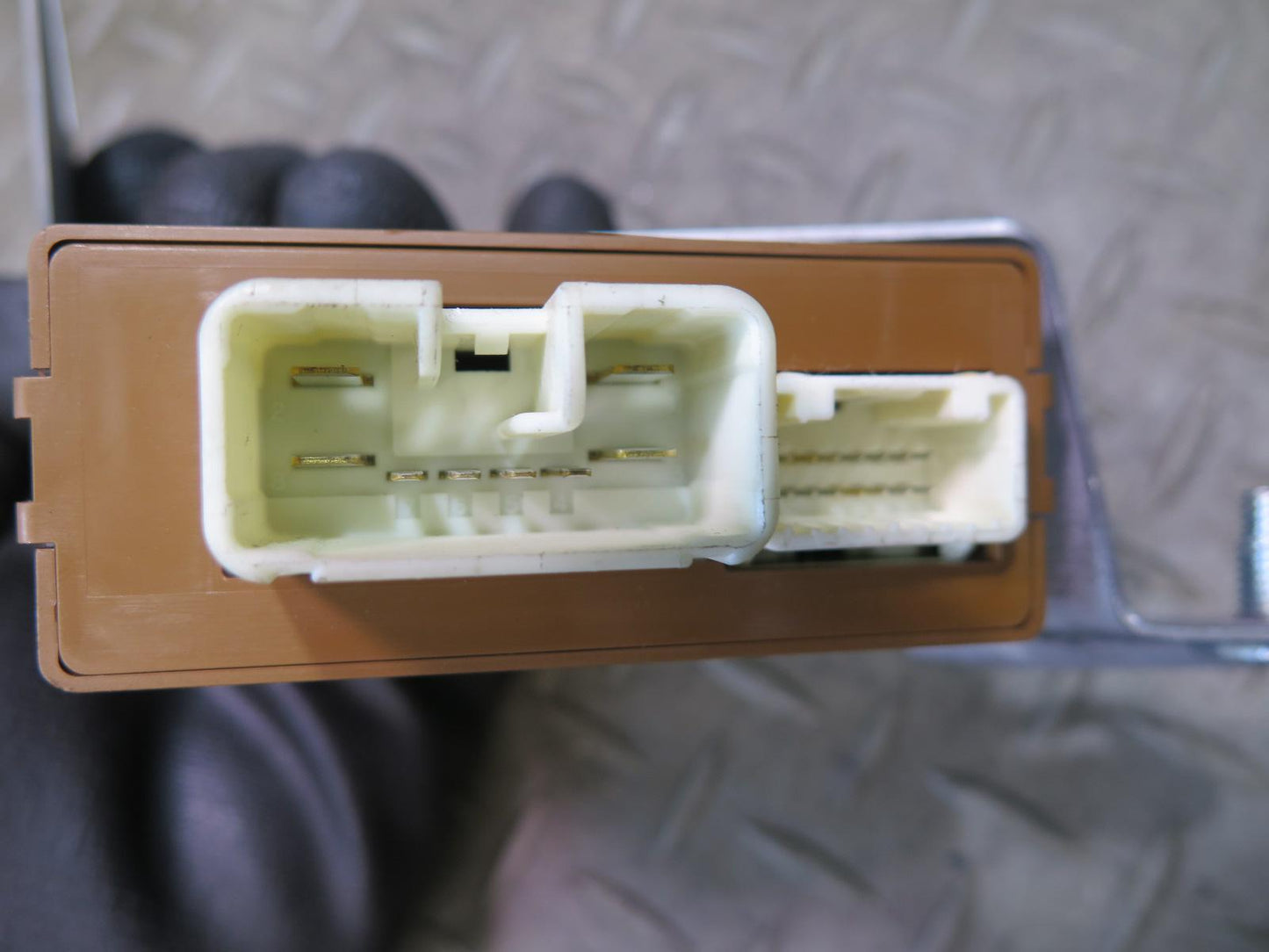 08-16 Lexus UVF46L LS600h Parking Brake Control Module 89050-50020 OEM