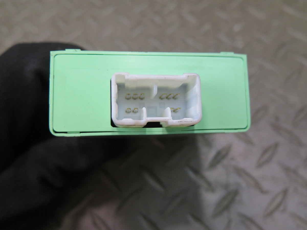 01-05 Lexus JCE10L IS300 Running Light Relay Module 82810-53020 OEM