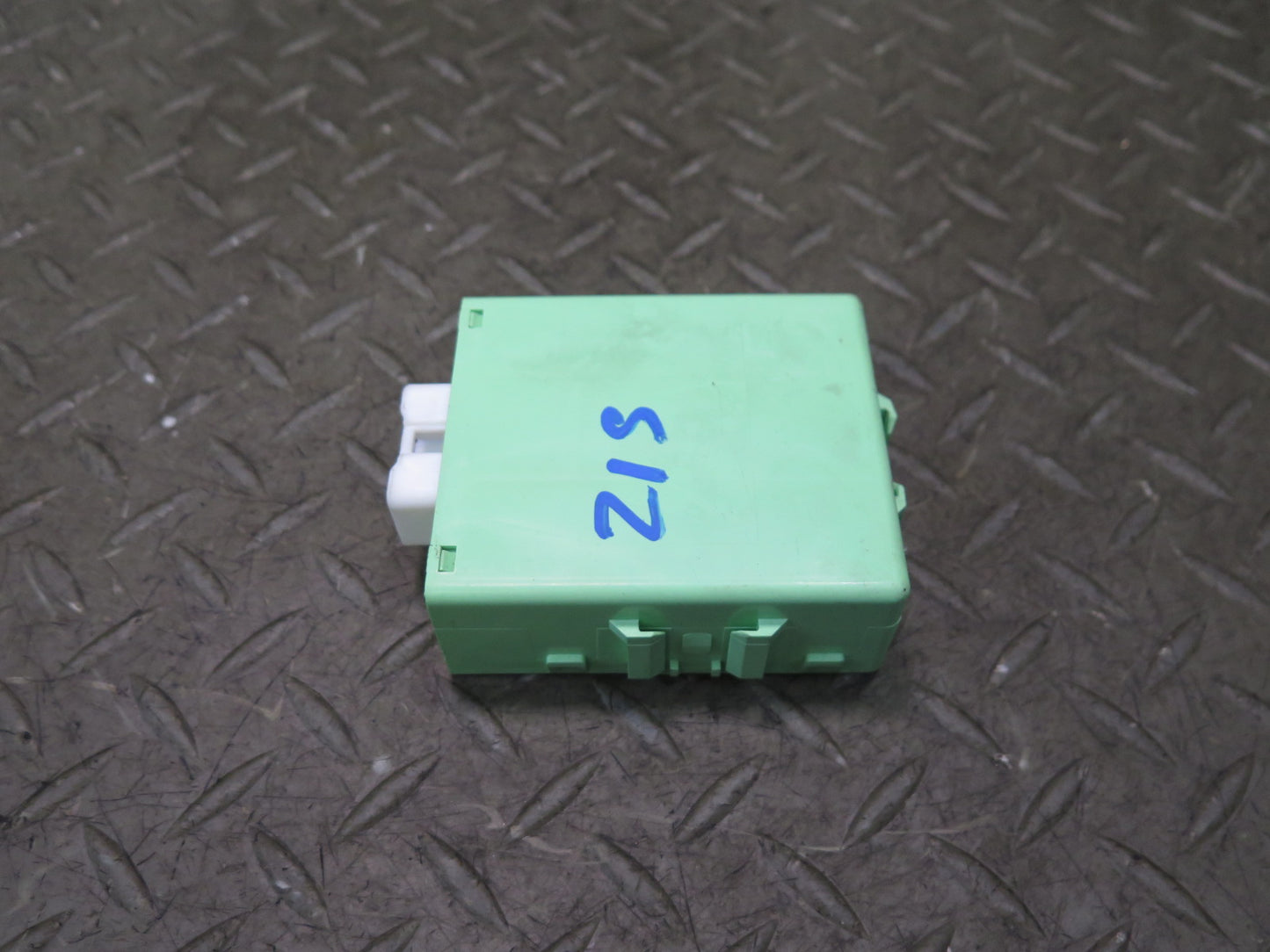01-05 Lexus JCE10L IS300 Running Light Relay Module 82810-53020 OEM