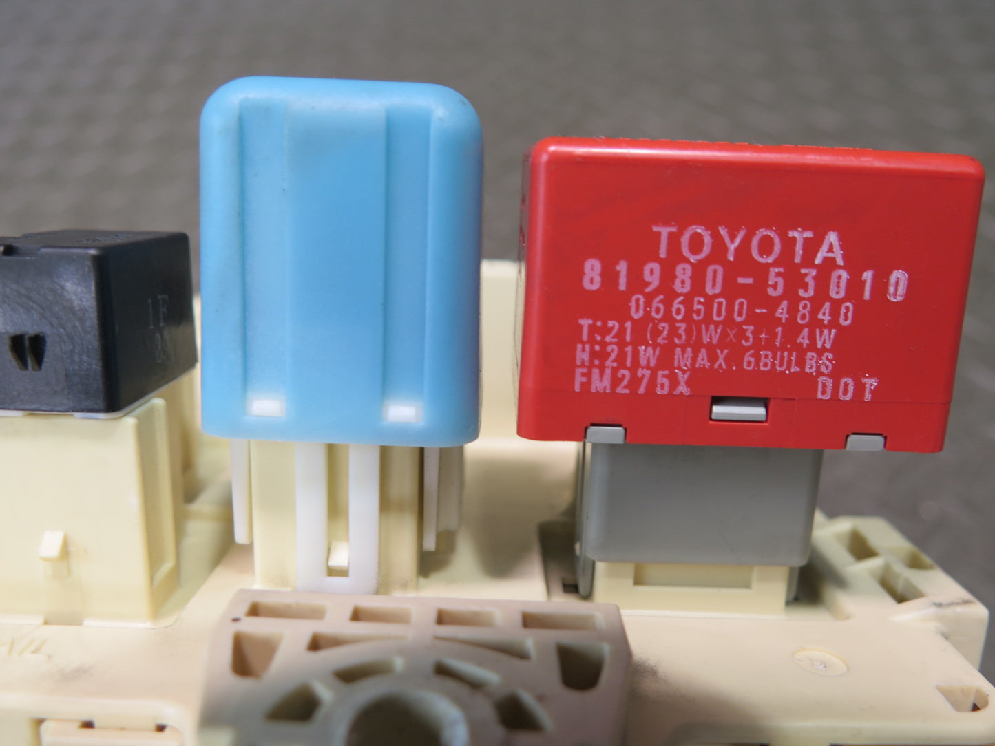 01-05 Lexus JCE10L IS300 Left Fuse Relay Box Module OEM