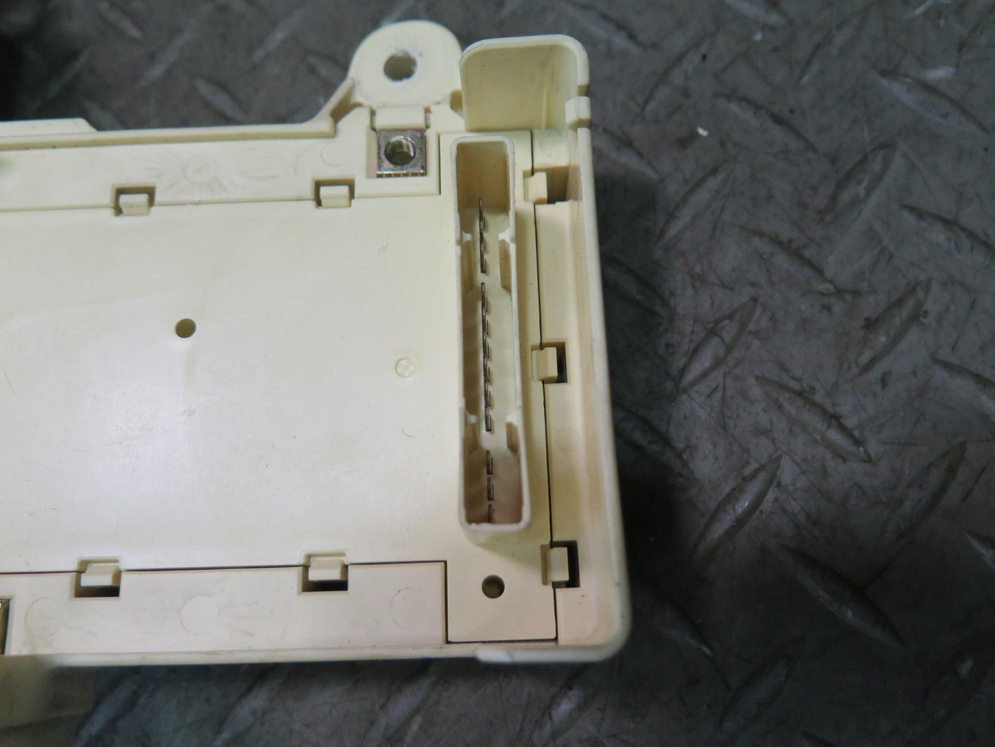 01-05 Lexus JCE10L IS300 Left Fuse Relay Box Module OEM
