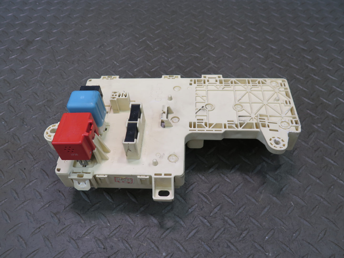 01-05 Lexus JCE10L IS300 Left Fuse Relay Box Module OEM
