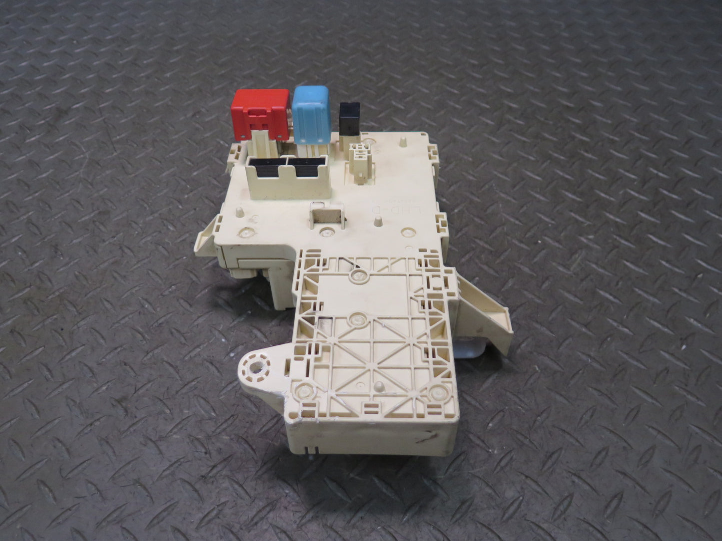 01-05 Lexus JCE10L IS300 Left Fuse Relay Box Module OEM